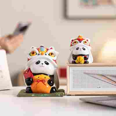 厂家直销国潮醒狮熊猫陶瓷摆件顺遂祝福创意桌面装饰摆件可爱文创