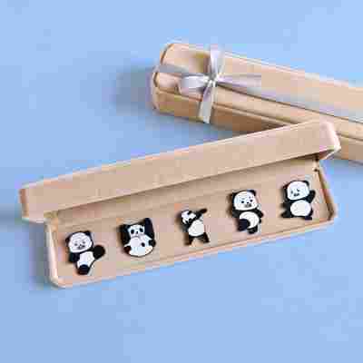 【功夫熊猫胸针5枚礼盒装】+礼品袋