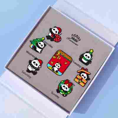 【圣诞熊猫胸针7枚礼盒装】+礼品袋