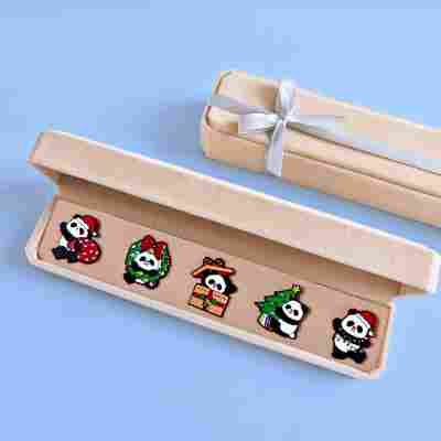 【圣诞熊猫胸针5枚礼盒装】+礼品袋