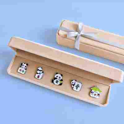 【麻将熊猫胸针5枚礼盒装】+礼品袋