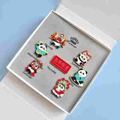 【国粹熊猫胸针7枚礼盒装】+礼品袋
