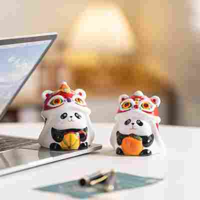 厂家直销国潮醒狮熊猫陶瓷摆件顺遂祝福创意桌面装饰摆件可爱文创